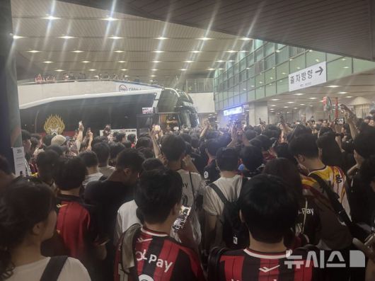 [서울=뉴시스] 김진엽 기자= 핵심 미드필더 기성용의 프로축구 K리그1 포항스틸러스 이적에 뿔난 K리그1 FC서울 팬들이 29일 오후 서울월드컵경기장에서 열린 포항과의 하나은행 K리그1 2025 21라운드 홈 경기 이후 선수단 버스를 막고 항의하고 있다. 2025.06.29. wlsduq123@newsis.com