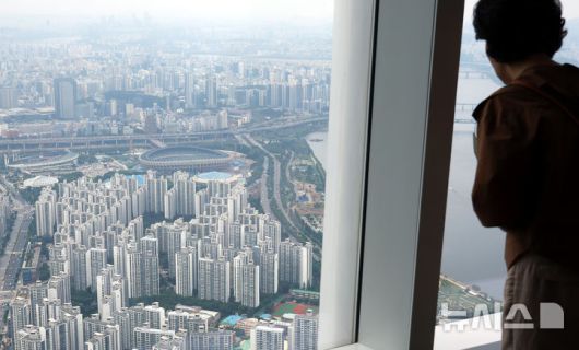 [서울=뉴시스] 박주성 기자 = 29일 서울 송파구 롯데월드타워 전망대 서울스카이에서 바라본 서울시내 아파트의 모습. 2025.06.29. park7691@newsis.com