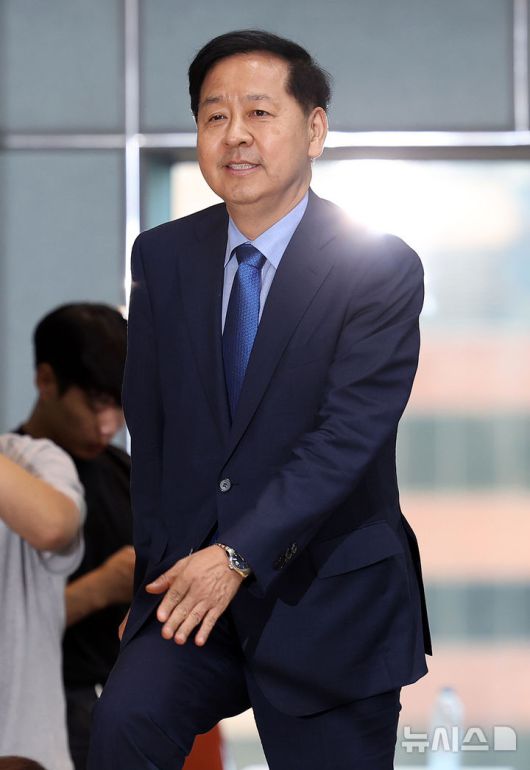 [서울=뉴시스] 조성우 기자 = 구윤철 경제부총리 겸 기획재정부 장관 후보자가 29일 오후 서울 중구 예금보험공사에서 열린 기자간담회에 입장하고 있다. 2025.06.29. xconfind@newsis.com