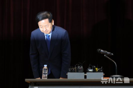 [서울=뉴시스] 조성우 기자 = 구윤철 경제부총리 겸 기획재정부 장관 후보자가 29일 오후 서울 중구 예금보험공사에서 열린 기자간담회에 입장해 인사하고 있다. 2025.06.29. xconfind@newsis.com