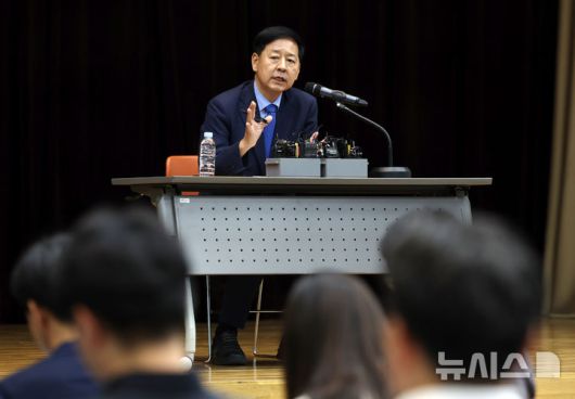 [서울=뉴시스] 조성우 기자 = 구윤철 경제부총리 겸 기획재정부 장관 후보자가 29일 오후 서울 중구 예금보험공사에서 열린 기자간담회에서 발언하고 있다. 2025.06.29. xconfind@newsis.com