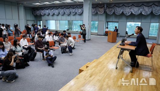 [서울=뉴시스] 조성우 기자 = 구윤철 경제부총리 겸 기획재정부 장관 후보자가 29일 오후 서울 중구 예금보험공사에서 열린 기자간담회에서 발언하고 있다. 2025.06.29. xconfind@newsis.com