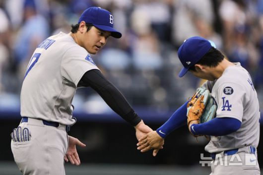 [캔자스시티=AP/뉴시스] LA 다저스의 김혜성(오른쪽)이 29일(현지 시간) 미 미주리주 캔자스시티 코프먼 스타디움에서 열린 2025 메이저리그 캔자스시티 로열스와의 경기를 마친 후 오타니 쇼헤이와 승리를 자축하고 있다. 김혜성은 8회 말 대수비로 나와 공격 기회는 없었고 다저스는 5-1로 승리했다. 2025.30.