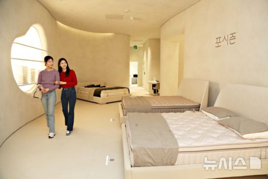 [서울=뉴시스] 포시즌 매트리스가 전시된 '매트리스 아카이브' 모습. (사진= 한샘 제공)