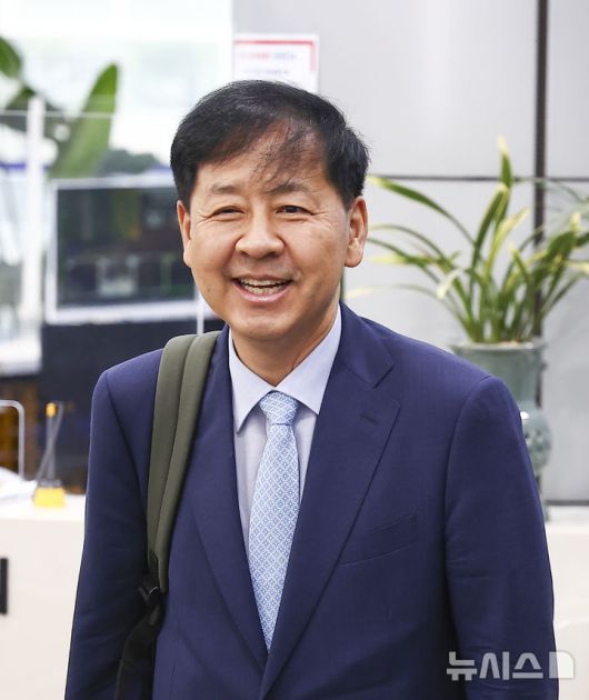 [서울=뉴시스] 김근수 기자 = 구윤철 경제부총리 겸 기획재정부 장관 후보자가 30일 서울 중구 예금보험공사에 마련된 후보자 사무실로 출근하고 있다. 2025.06.30. ks@newsis.com