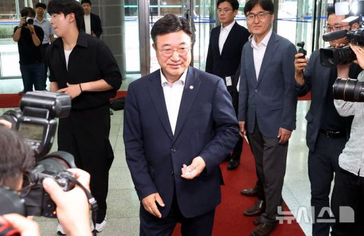 [서울=뉴시스] 추상철 기자 = 윤호중 행정안전부 장관 후보자가 30일 오전 서울 종로구 광화문플래티넘빌딩에 마련된 인사청문회 준비 사무실로 출근하고 있다. 2025.06.30. scchoo@newsis.com