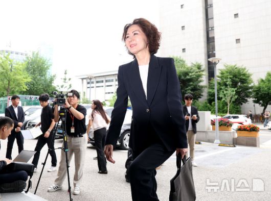 [서울=뉴시스] 김진아 기자 = 이진숙 사회부총리 겸 교육부 장관 후보자가 지난달 30일 오전 서울 여의도 한국교육시설안전원에 마련된 인사청문회 준비 사무실로 출근하는 모습. 2025.06.30. bluesoda@newsis.com
