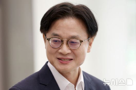 [서울=뉴시스] 조성우 기자 = 김정관 산업통상자원부 장관 후보자가 30일 오전 서울 강남구 한국기술센터에 마련된 인사청문회 준비 사무실에 출근하며 취재진 질문에 답변하고 있다. 2025.06.30. xconfind@newsis.com
