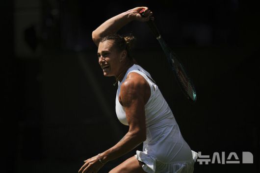 [런던=AP/뉴시스] 아리나 사발렌카(1위·벨라루스)가 지난달 30일(현지 시간) 영국 런던 올잉글랜드 클럽에서 열린 2025 윔블던 테니스 대회 여자 단식 1회전에서 카슨 브랜스틴(194위·캐나다)과 경기하고 있다. 사발렌카가 2-0(6-1 7-5)으로 승리하고 2회전에 올랐다. 2025.07.01.