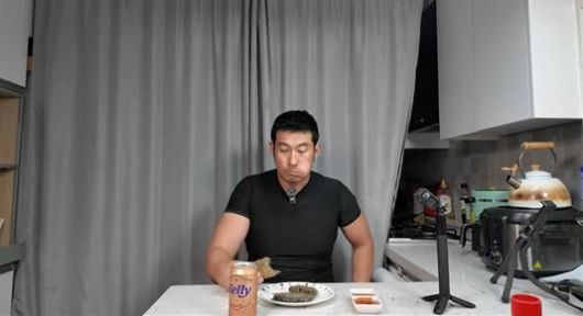 [뉴시스] 러브버그로 만든 버거를 먹는 유튜버. (출처=유튜브 '이충근') *재판매 및 DB 금지