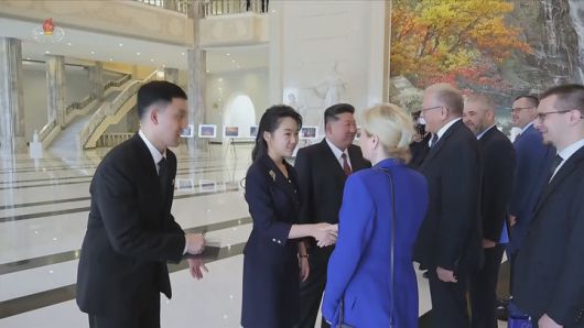 [서울=뉴시스] 김정은 북한 국무위원장이 6월 29일 당 중앙위원회 본부 청사에서 올가 류비모바 러시아 문화부 장관을 접견하고 공연을 관람했다고 조선중앙TV가 30일 보도했다. 사진은 공연 관람에 앞서 김 위원장의 딸 주애가 러시아 문화부 장관과 악수하는 모습. (사진=조선중앙TV 캡처) 2025.09.25. photo@newsis.com *재판매 및 DB 금지