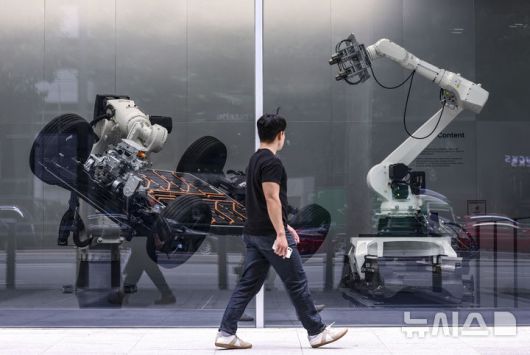 [서울=뉴시스] 김근수 기자 = 지난 1일 서울 강남구 현대자동차·기아 UX 스튜디오 앞으로 한 시민이 지나가고 있다. 2025.07.02. ks@newsis.com