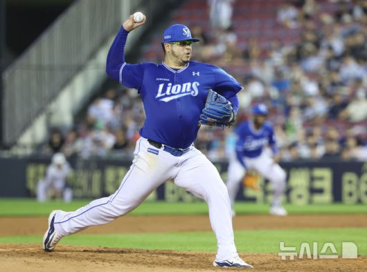 [서울=뉴시스] 황준선 기자 = 1일 서울 송파구 잠실야구장에서 열린 2025 KBO리그 삼성 라이온즈와 두산 베어스의 경기, 7회 초 삼성 선발 후라도가 역투하고 있다. 2025.07.01. hwang@newsis.com