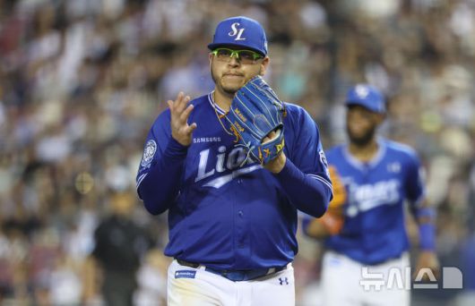 [서울=뉴시스] 황준선 기자 = 1일 서울 송파구 잠실야구장에서 열린 2025 KBO리그 삼성 라이온즈와 두산 베어스의 경기, 7회 초 삼성 선발 후라도가 이닝을 마친 뒤 더그아웃으로 돌아오며 기뻐하고 있다. 2025.07.01. hwang@newsis.com