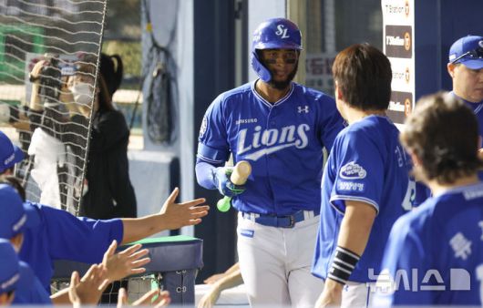 [서울=뉴시스] 황준선 기자 = 1일 서울 송파구 잠실야구장에서 열린 2025 KBO리그 삼성 라이온즈와 두산 베어스의 경기, 8회 초 1사 만루 상황 중견수 희생플라이로 팀의 득점을 이끈 삼성 디아즈가 더그아웃으로 들어오며 기쁨을 나누고 있다. 2025.07.01. hwang@newsis.com