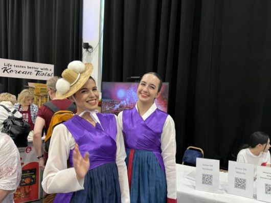 '2025 코리아온 한국문화페스티벌 한국전통무용 퍼레이드에 참가한 헝가리 무용수. (사진=주헝가리 한국문화원 제공)  *재판매 및 DB 금지