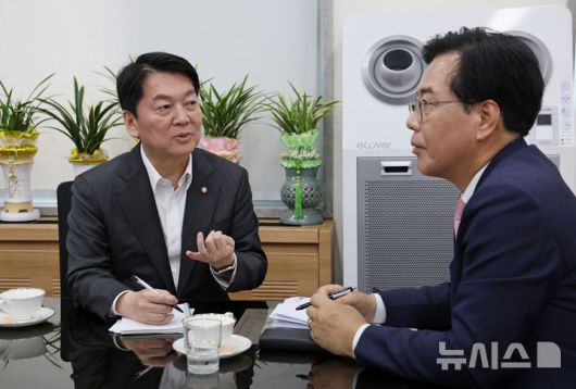 [서울=뉴시스] 고승민 기자 = 송언석(오른쪽) 국민의힘 비대위원장과 안철수 혁신위원장이 2일 서울 여의도 국회 국민의힘 원내대표실에서 만나 면담을 하고 있다. (공동취재) 2025.07.02. photo@newsis.com
