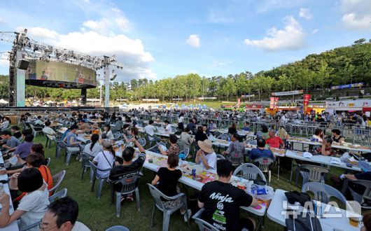 [대구=뉴시스] 이무열 기자 = 2일 대구 달서구 두류공원 2.28 자유광장에서 열린 ‘2025 대구 치맥 페스티벌’을 찾은 시민들이 시원한 맥주와 치킨을 먹으며 축제를 즐기고 있다. 2025.07.02. lmy@newsis.com