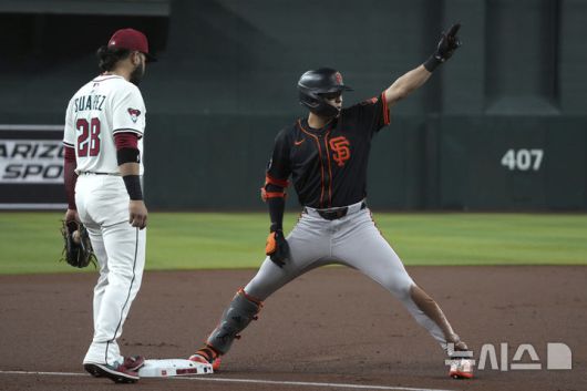 [피닉스=AP/뉴시스] 샌프란시스코 자이언츠의 이정후가 2일(현지 시간) 미 애리조나주 피닉스 체이스 필드에서 열린 2025 메이저리그 애리조나 다이아몬드백스와의 경기 1회 초 1타점 3루타를 친 후 3루에서 세리머니하고 있다. 2025.07.03.