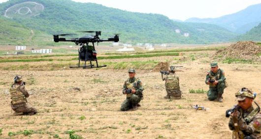 [서울=뉴시스]지난 5월  북한군 병사들이 평양 인근 강동 훈련장에서 드론 조종 시범을 보이고 있다. 러시아군 조교들이 북한군에게 각종 드론 훈련을 하는 것으로 전해진다.  (출처=노동신문) 2025.7.3. *재판매 및 DB 금지