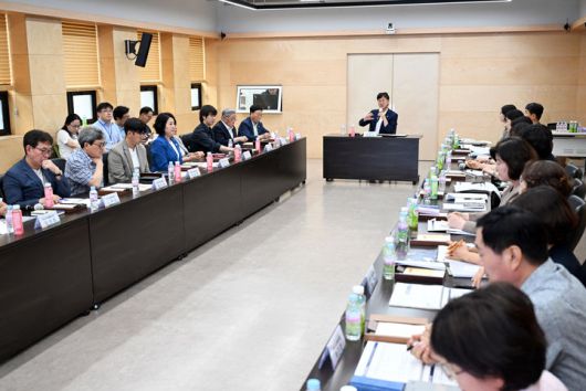 [안산=뉴시스] 이민근 안산시장(사진 가운데)이 2일 고령친화도시 조성 연구용역 중간 보고회에서 참석자들과 의견을 나누고 있다. (사진=안산시 제공) 2025.07.03. photo@newsis.com  *재판매 및 DB 금지