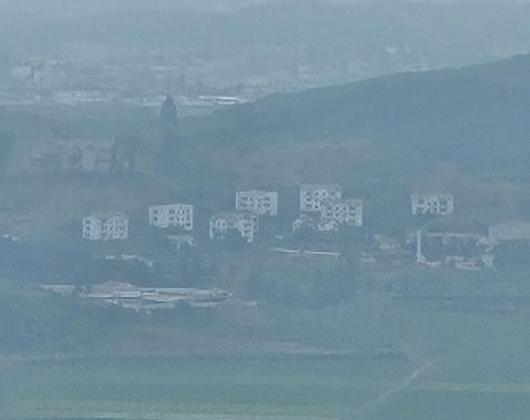 [김포=뉴시스] 옥승욱 기자 = 김포 애기봉 OP에서 바라본 북한 개풍군 해물선전마을. 2025.07.03. okdol99@newsis.com *재판매 및 DB 금지