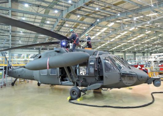 [서울=뉴시스] 대한항공 부산테크센터에서 UH-60 헬기 창정비를 수행하는 모습.(사진제공=대한항공) *재판매 및 DB 금지