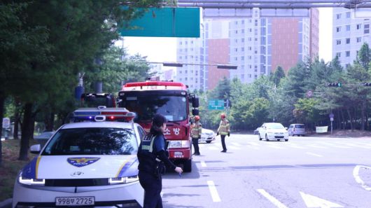 [대구=뉴시스] 대구 동부경찰서와 동부소방서가 3일 동구 율하지하차도에서  여름철 집종호우로 인한 지하차도 침수 사고 대비 합동훈련을 진행하고 있다. (사진=대구동부경찰서 제공) 2025.07.03. photo@newsis.com *재판매 및 DB 금지
