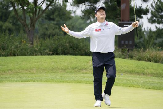 [서울=뉴시스] 나병관이 3일 충남 태안 솔라고CC 솔코스(파72)에서 열린 제29회 KPGA 시니어 선수권대회 2라운드에서 코스레코드 타이 기록을 세웠다. (사진=KPGA 제공) 2025.07.03. *재판매 및 DB 금지