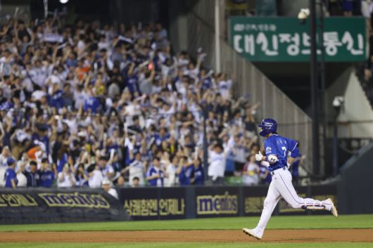 [서울=뉴시스] 프로야구 삼성 라이온즈 이재현이 3일 서울 잠실구장에서 열린 2025 신한 쏠뱅크 KBO리그 두산 베어스와의 경기 9회초 만루홈런을 친 뒤 베이스를 돌고 있다. (사진=삼성 라이온즈 제공) 2025.07.03. *재판매 및 DB 금지