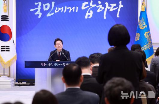 [서울=뉴시스] 고범준 기자 = 이재명 대통령이 3일 청와대 영빈관에서 열린 '대통령의 30일, 언론이 묻고 국민에게 답하다' 기자회견에서 취재진 질문을 듣고 있다. 2025.07.03. bjko@newsis.com