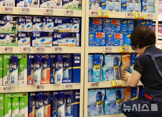 [서울=뉴시스] 이영환 기자 = 러브버그를 비롯해 모기, 해충 등이 기승을 부려 유통업계의 방충용품 매출이 증가한 지난달 3일 서울 시내의 한 대형마트에서 직원이 살충제를 진열하고 있다. 해당 사진은 기사와 직접 관련이 없습니다. 2025.07.03. 20hwan@newsis.com