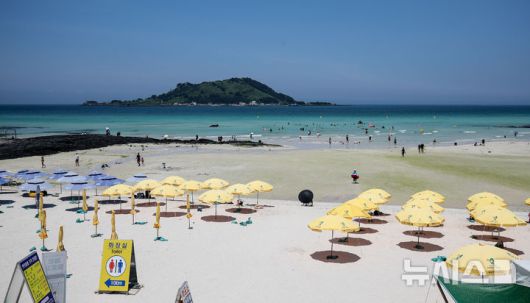 [제주=뉴시스] 우장호 기자 = 무더위가 기승을 부린 3일 오후 제주시 한림읍 협재해수욕장을 찾은 피서객들이 바닷물에 발을 담그며 더위를 식히고 있다. 기상청은 이날 제주 지역 장마가 사실상 지난달 26일 종료됐다고 발표했다. 올해 제주 장마 기간은 지난달 12~26일로 2주간이었으며, 이는 기상 관측 사상 가장 일찍 종료된 장마로 기록됐다. 2025.07.03. woo1223@newsis.com