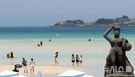 [제주=뉴시스] 우장호 기자 = 무더위가 기승을 부린 3일 오후 제주시 한림읍 금능해수욕장을 찾은 피서객들이 바닷물에 발을 담그며 더위를 식히고 있다. 기상청은 이날 제주 지역 장마가 사실상 지난달 26일 종료됐다고 발표했다. 올해 제주 장마 기간은 지난달 12~26일로 2주간이었으며, 이는 기상 관측 사상 가장 일찍 종료된 장마로 기록됐다. 2025.07.03. woo1223@newsis.com