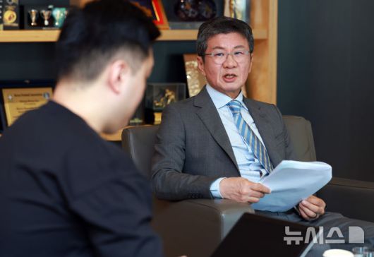 [서울=뉴시스] 이영환 기자 = 정몽규 대한축구협회 회장이 지난 3일 서울 종로구 축구회관 집무실에서 뉴시스와 인터뷰를 하고 있다. 2025.07.04. 20hwan@newsis.com