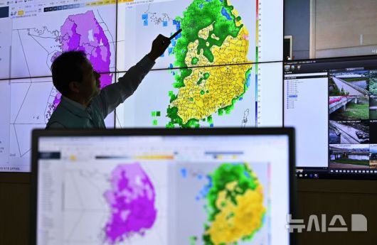 [수원=뉴시스] 김종택 기자 = 전국 대부분 지역에 폭염특보가 발효된 3일 경기 수원시 수도권기상청에서 예보관이 폭염 상황을 모니터링 하고 있다. 2025.07.03. jtk@newsis.com