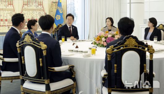 [서울=뉴시스] 최동준 기자 = 이재명 대통령이 3일 서울 한남동 관저에서 열린 국회 비교섭단체 지도부와 오찬회동에서 인사말을 하고 있다.왼쪽부터 시계방향으로 개혁신당 천하람 당대표 권한대행 겸 원내대표, 조국혁신당 김선민 당대표 권한대행, 이 대통령, 진보당 김재연 대표, 기본소득당 용혜인 당대표 겸 원내대표, 진보당 윤종오 원내대표, 사회민주당 한창민 당대표 겸 원내대표. 2025.07.03. photocdj@newsis.com