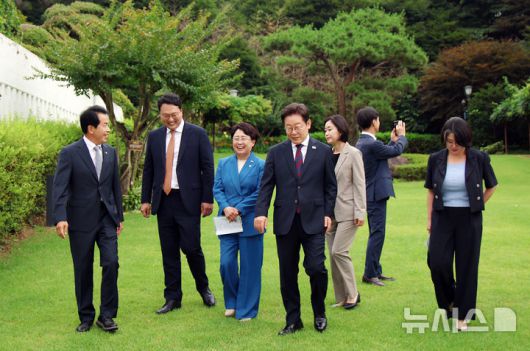 서울=뉴시스] 최동준 기자 = 이재명 대통령이 3일 서울 한남동 관저에서 국회 비교섭단체 지도부와 오찬회동을 위해 이동하고 있다. 2025.07.03. photocdj@newsis.com