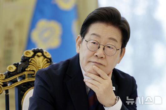 [서울=뉴시스] 최동준 기자 = 이재명 대통령이 3일 서울 한남동 관저에서 열린 국회 비교섭단체 지도부와 오찬회동에서 참석자 발언을 듣고 있다. 2025.07.03. photocdj@newsis.com