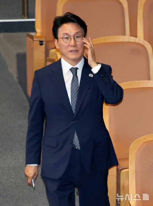 [서울=뉴시스] 김금보 기자 = 김민석 국무총리 후보자가 3일 서울 여의도 국회에서 열린 제426회 국회(임시회) 제4차 본회의에서 총리 임명동의안에 기표를 마친 뒤 투표함으로 이동하고 있다. 2025.06.24. kgb@newsis.com