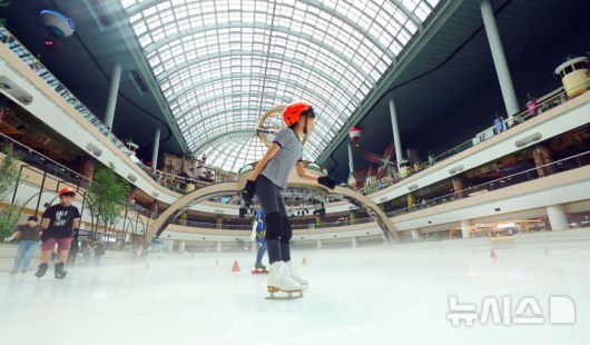 [서울=뉴시스] 최진석 기자 = 전국 대부분 지역에 폭염특보가 발효된  3일 서울 송파구 잠실롯데월드 아이스링크에서 학생들이 스케이트를 즐기고 있다. 2025.07.03. myjs@newsis.com