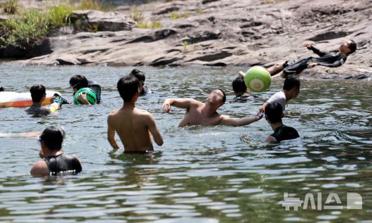 [청도=뉴시스] 이무열 기자 = 폭염이 연일 계속된 3일 경북 청도군 운문사 인근 계곡을 찾은 피서객들이 물놀이를 하며 더위를 식히고 있다. 2025.07.03. lmy@newsis.com