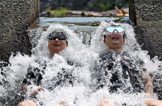 [청도=뉴시스] 이무열 기자 = 폭염이 연일 계속된 3일 경북 청도군 운문사 인근 계곡을 찾은 피서객들이 시원한 물줄기를 맞으며 더위를 식히고 있다. 2025.07.03. lmy@newsis.com