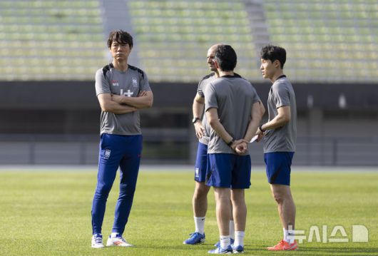 [성남=뉴시스] 김근수 기자 = 홍명보 대한민국 축구 국가대표팀 감독이 3일 오후 경기 성남종합운동장에서 대표팀 훈련을 지켜보고 있다. 동아시아 축구연맹(EAFF) E-1 챔피언십'(동아시안컵)에 출전하는 남자대표팀은 오는 7일 오후 8시 중국과의 개막전을 시작으로 11일 오후 8시 홍콩, 15일 오후 7시 24분 일본과 차례로 용인미르스타디움에서 경기를 치른다. 2025.07.03. ks@newsis.com
