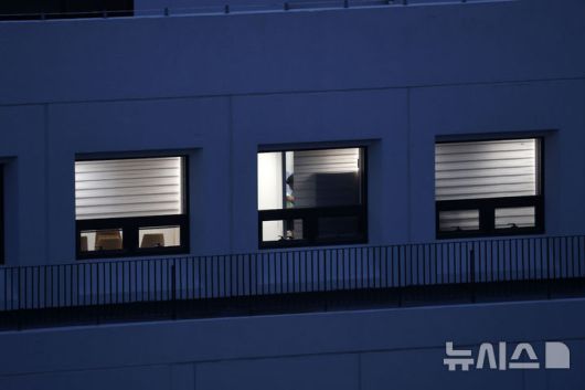 [서울=뉴시스] 김선웅 기자 = 김건희 여사 관련 의혹을 수사 중인 민중기 특별검사팀 관계자가 3일 서울 종로구 소재 삼부토건 본사가 입주했던 건물에서 압수 수색을 하고 있다. (공동취재) 2025.07.03. photo@newsis.com