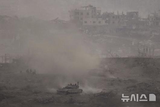 [가자지구=AP/뉴시스] 3일(현지 시간) 이스라엘군 전차가 가자지구를 향해 기동하는 모습이 이스라엘 남부에서 관측되고 있다. 2025.07.04.