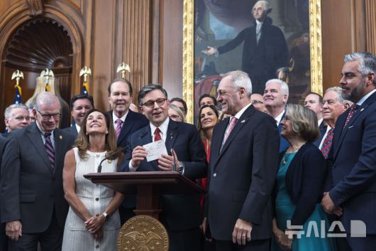 [워싱턴=AP/뉴시스]마이크 존슨 미국 하원의장 등 공화당 하원 지도부가 3일(현지 시간) 워싱턴DC 국회의사당 본회의장에서 도널드 트럼프 대통령 주도 감세안이 통과된 후 기뻐하고 있다. 2025.07.04.