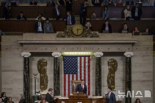 [워싱턴=AP/뉴시스]마이크 존슨 미국 하원의장이 3일(현지 시간) 워싱턴DC 국회의사당 본회의장에서 도널드 트럼프 대통령 주도 감세안의 최종 통과를 선언하기 위해 의사봉을 잡고 있다. 2025.07.04.