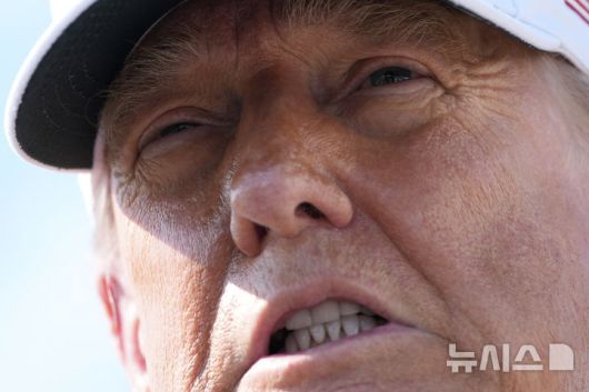 [앤드루스합동기지=AP/뉴시스]  트럼프 대통령은 6일(현지 시간) 소셜미디어 트루스소셜에 "동부 시간 7일 낮 12시부터 미국 관세 서한 혹은 합의를 발송할 것"이라며 발송 대상은 "전 세계 여러 국가"라고 말했다. 사진은 도널드 트럼프 대통령이 3일(현지 시간) 메릴랜드주 앤드루스합동기지에서 대통령 전용기에 탑승하기 앞서 취재진 질문에 답변하고 있다. 2025.07.07.