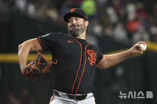[피닉스=AP/뉴시스] 샌프란시스코 자이언츠의 선발 투수 로비 레이가 3일(현지 시간) 미국 애리조나주 피닉스 체이스 필드에서 열린 2025 메이저리그 애리조나 다이아몬드백스와의 경기에 선발 등판해 공을 던지고 있다. 2025.07.04.